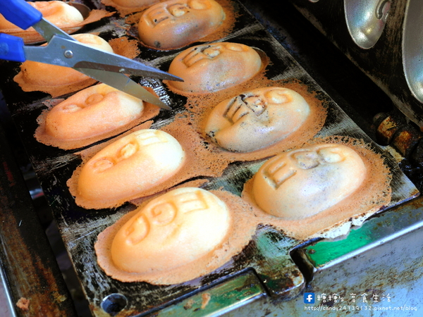 Sun House 爆漿雞蛋糕:〖台中│美食〗Sun House 爆漿雞蛋糕 ❤ 北平路甜食推薦!!會爆漿~爆漿~大爆漿的雞蛋糕!!!超推鹹口味起司及巧克力麻糬這兩款,讓糖糖一試成主顧!!