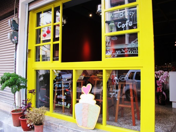 Miss Bossy Café:{Miss Bossy Café} 超~精緻美味的杯子蛋糕_隱身在台南巷弄中