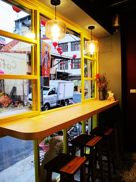 Miss Bossy Café:{Miss Bossy Café} 超~精緻美味的杯子蛋糕_隱身在台南巷弄中