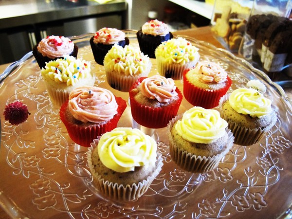 Miss Bossy Café:{Miss Bossy Café} 超~精緻美味的杯子蛋糕_隱身在台南巷弄中