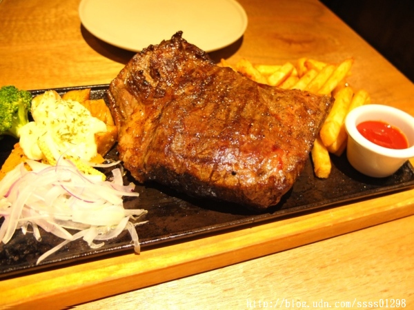 ibeef愛牛客炭烤牛排館：【美食特搜。高雄苓雅區】iBeef愛牛客炭烤牛排館(邀約)。大份量30盎司肩小排超美味 高雄牛肉控千萬別錯過囉！