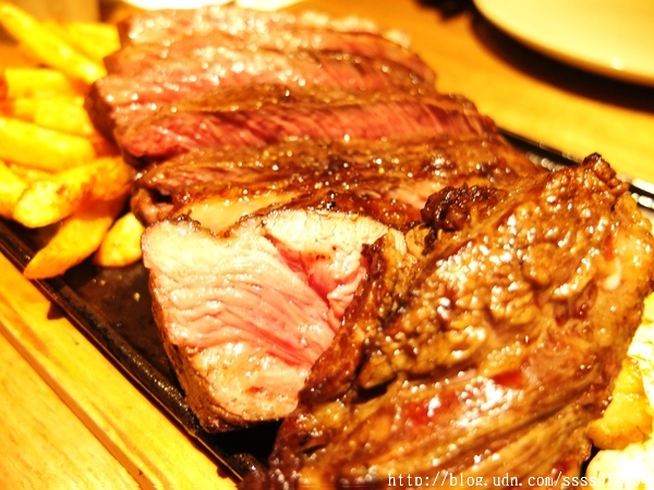 ibeef愛牛客炭烤牛排館：【美食特搜。高雄苓雅區】iBeef愛牛客炭烤牛排館(邀約)。大份量30盎司肩小排超美味 高雄牛肉控千萬別錯過囉！