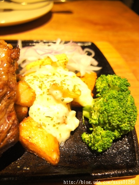 ibeef愛牛客炭烤牛排館：【美食特搜。高雄苓雅區】iBeef愛牛客炭烤牛排館(邀約)。大份量30盎司肩小排超美味 高雄牛肉控千萬別錯過囉！