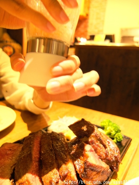 ibeef愛牛客炭烤牛排館：【美食特搜。高雄苓雅區】iBeef愛牛客炭烤牛排館(邀約)。大份量30盎司肩小排超美味 高雄牛肉控千萬別錯過囉！