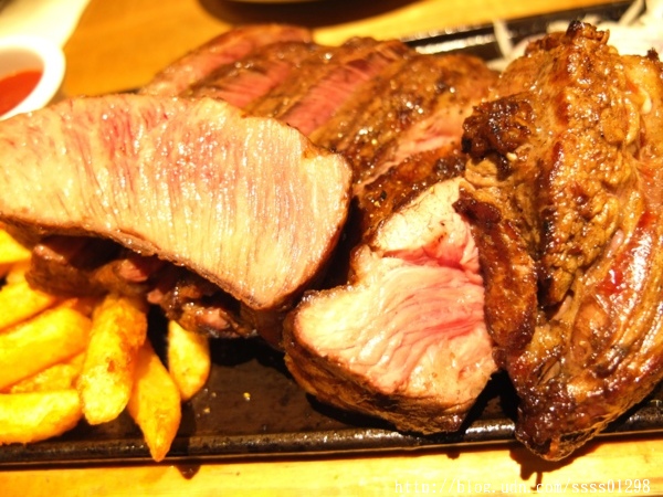 ibeef愛牛客炭烤牛排館：【美食特搜。高雄苓雅區】iBeef愛牛客炭烤牛排館(邀約)。大份量30盎司肩小排超美味 高雄牛肉控千萬別錯過囉！