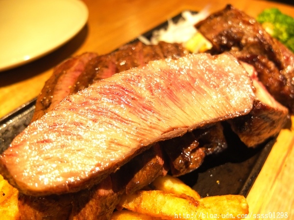 ibeef愛牛客炭烤牛排館：【美食特搜。高雄苓雅區】iBeef愛牛客炭烤牛排館(邀約)。大份量30盎司肩小排超美味 高雄牛肉控千萬別錯過囉！