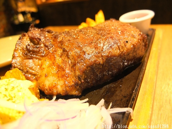 ibeef愛牛客炭烤牛排館：【美食特搜。高雄苓雅區】iBeef愛牛客炭烤牛排館(邀約)。大份量30盎司肩小排超美味 高雄牛肉控千萬別錯過囉！