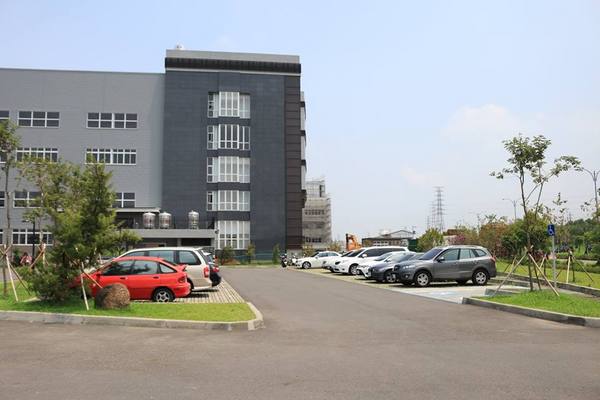 老楊方城市觀光工廠:【嘉義景點】老楊方程式觀光工廠~居然神秘的養了一隻大型的機器人在大樓裡吶 & 參訪方塊狗星人的3D星際奇幻之旅