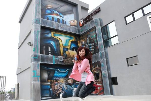 老楊方城市觀光工廠:【嘉義景點】老楊方程式觀光工廠~居然神秘的養了一隻大型的機器人在大樓裡吶 & 參訪方塊狗星人的3D星際奇幻之旅