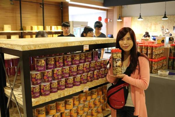 老楊方城市觀光工廠:【嘉義景點】老楊方程式觀光工廠~居然神秘的養了一隻大型的機器人在大樓裡吶 & 參訪方塊狗星人的3D星際奇幻之旅