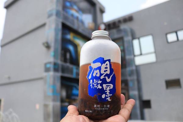 老楊方城市觀光工廠:【嘉義景點】老楊方程式觀光工廠~居然神秘的養了一隻大型的機器人在大樓裡吶 & 參訪方塊狗星人的3D星際奇幻之旅