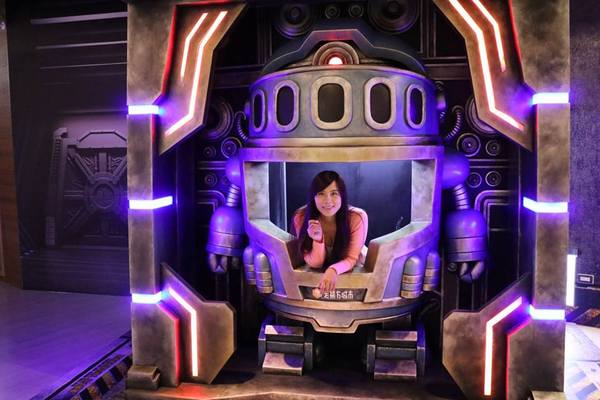 老楊方城市觀光工廠:【嘉義景點】老楊方程式觀光工廠~居然神秘的養了一隻大型的機器人在大樓裡吶 & 參訪方塊狗星人的3D星際奇幻之旅