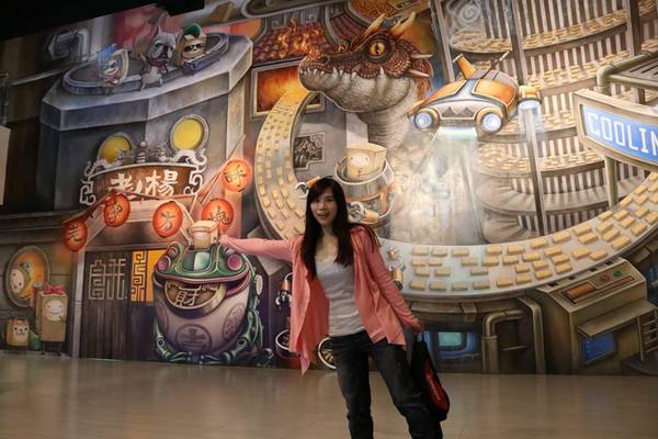 老楊方城市觀光工廠:【嘉義景點】老楊方程式觀光工廠~居然神秘的養了一隻大型的機器人在大樓裡吶 & 參訪方塊狗星人的3D星際奇幻之旅