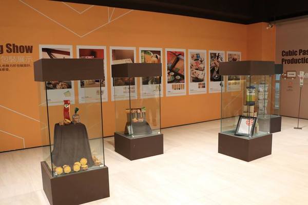 老楊方城市觀光工廠:【嘉義景點】老楊方程式觀光工廠~居然神秘的養了一隻大型的機器人在大樓裡吶 & 參訪方塊狗星人的3D星際奇幻之旅