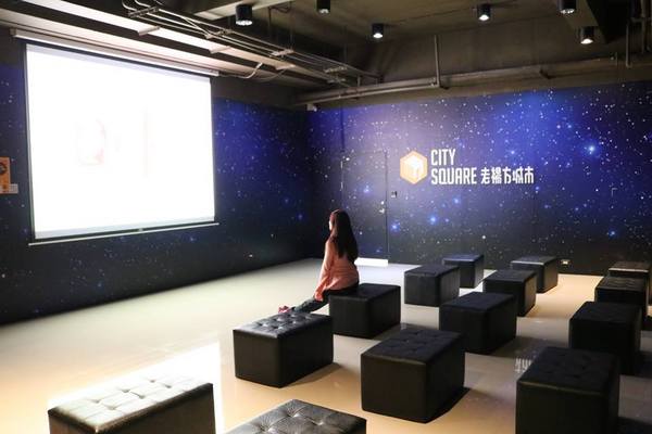 老楊方城市觀光工廠:【嘉義景點】老楊方程式觀光工廠~居然神秘的養了一隻大型的機器人在大樓裡吶 & 參訪方塊狗星人的3D星際奇幻之旅