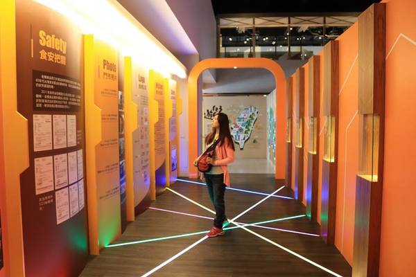 老楊方城市觀光工廠:【嘉義景點】老楊方程式觀光工廠~居然神秘的養了一隻大型的機器人在大樓裡吶 & 參訪方塊狗星人的3D星際奇幻之旅