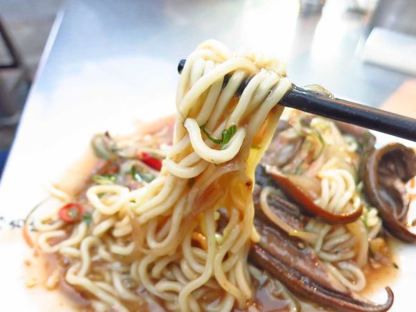 【台北美食】大橋頭阿寶師台東鱔魚麵-大火快炒好吃的鱔魚麵