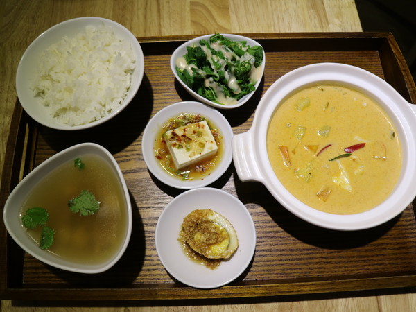 小食泰泰味食堂：【台北美食】松山區巷弄美食小食泰-泰味食堂-泰式料理餐廳