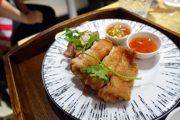 小食泰泰味食堂：(胖樺食記)張勛傑開的店『小食泰-泰味食堂-泰式料理餐廳』。敦化北路民生社區推薦餐廳，餐點美味環境舒適