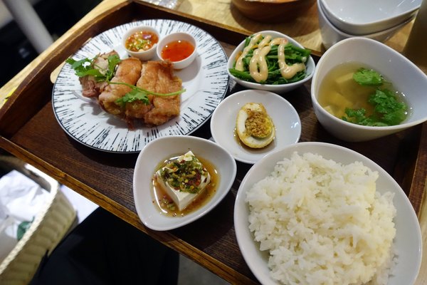 小食泰泰味食堂：(胖樺食記)張勛傑開的店『小食泰-泰味食堂-泰式料理餐廳』。敦化北路民生社區推薦餐廳，餐點美味環境舒適