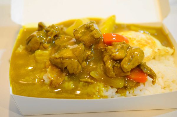 【桃園小吃】魔法樂廚-藝文特區粥飯麵專賣，招牌咖哩雞燴飯大塊又入味．咖哩飯/鍋燒麵/廣東粥/桃園小吃美食