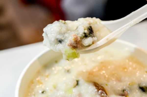 【桃園小吃】魔法樂廚-藝文特區粥飯麵專賣，招牌咖哩雞燴飯大塊又入味．咖哩飯/鍋燒麵/廣東粥/桃園小吃美食