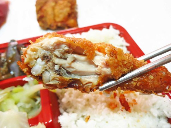【新莊美食】信德外送便當-外酥內嫩的超厚實雞腿