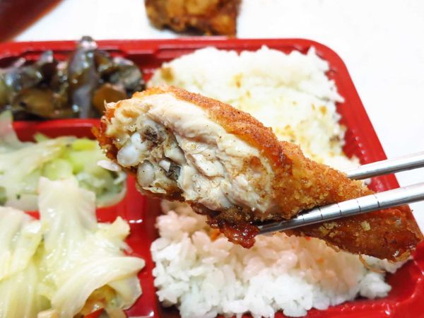 【新莊美食】信德外送便當-外酥內嫩的超厚實雞腿