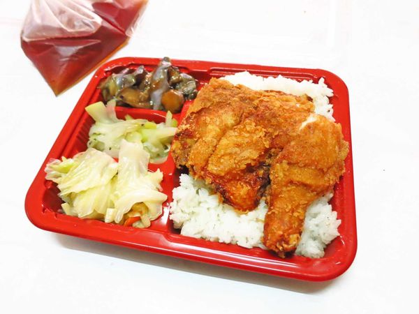 【新莊美食】信德外送便當-外酥內嫩的超厚實雞腿