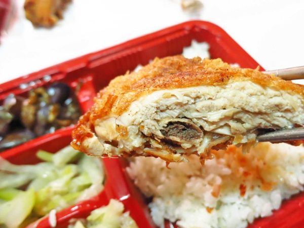 【新莊美食】信德外送便當-外酥內嫩的超厚實雞腿