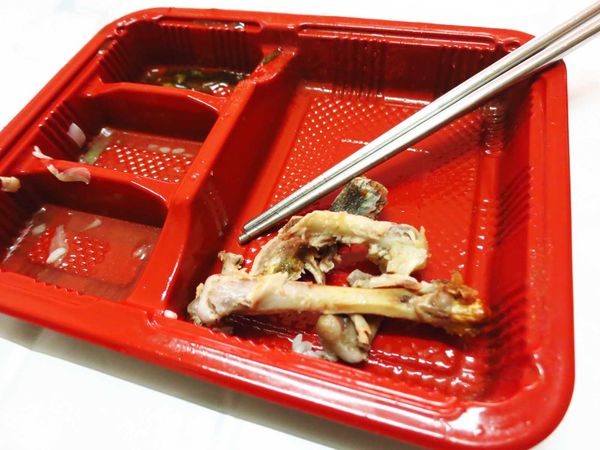 【新莊美食】信德外送便當-外酥內嫩的超厚實雞腿