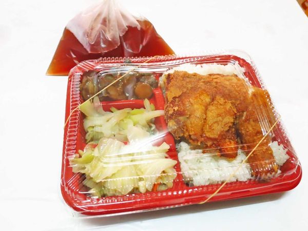 【新莊美食】信德外送便當-外酥內嫩的超厚實雞腿