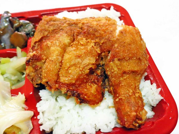 【新莊美食】信德外送便當-外酥內嫩的超厚實雞腿