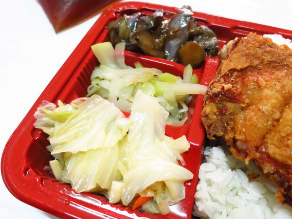 【新莊美食】信德外送便當-外酥內嫩的超厚實雞腿