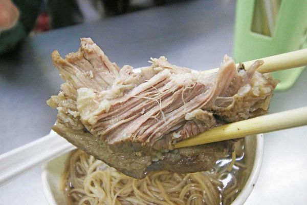 【新竹美食】納味飲食店-比拳頭還大的豬腳麵線-宵夜美食