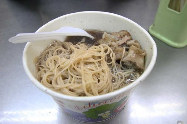 【新竹美食】納味飲食店-比拳頭還大的豬腳麵線-宵夜美食