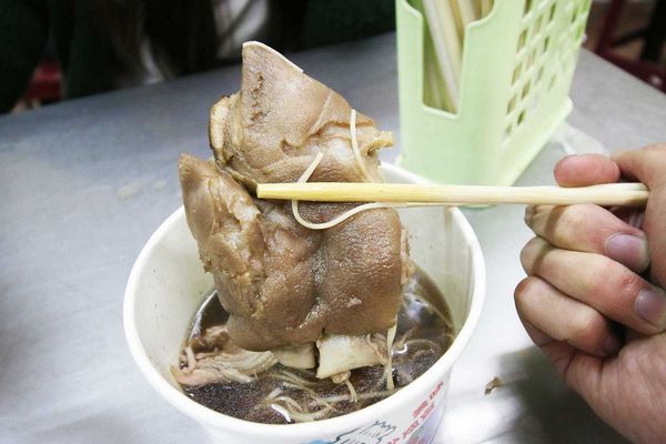 【新竹美食】納味飲食店-比拳頭還大的豬腳麵線-宵夜美食