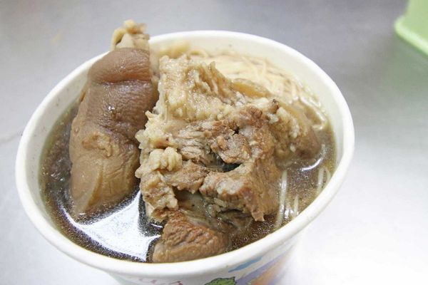 【新竹美食】納味飲食店-比拳頭還大的豬腳麵線-宵夜美食
