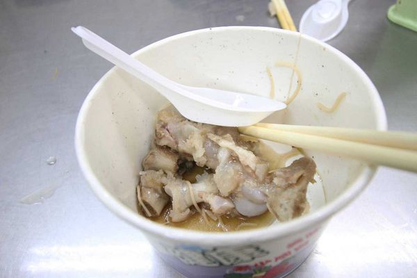 【新竹美食】納味飲食店-比拳頭還大的豬腳麵線-宵夜美食