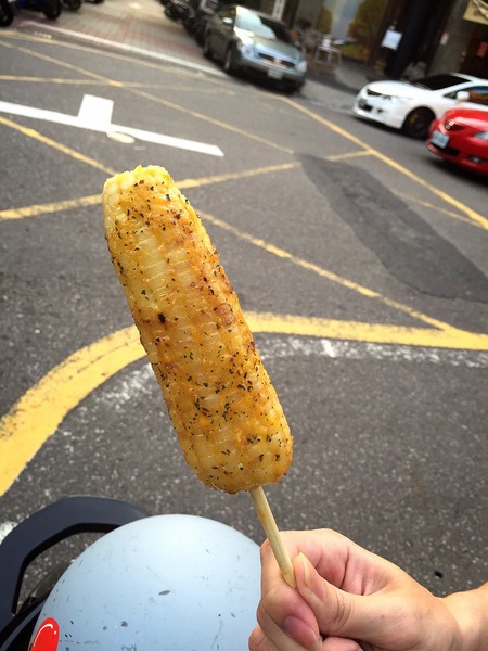 狗啃玉米：[台南]新散步點心 下午茶吃玉米 市區烤玉米攤 狗啃玉米