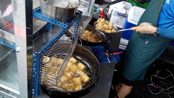 阿太伯臭豆腐：【臺南Ω仁德區】阿太伯臭豆腐。六、日限定，超受在地人歡迎，慢了只能蹲角落畫圈圈