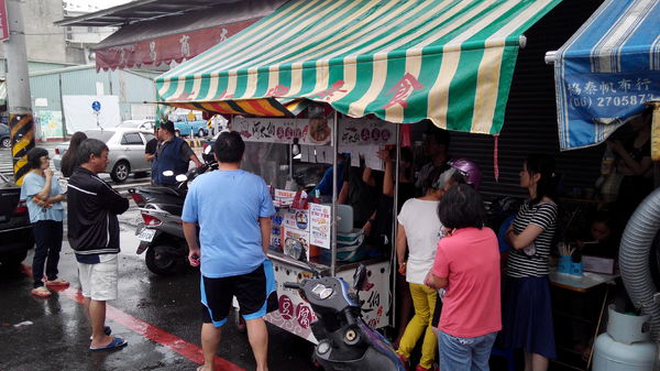 阿太伯臭豆腐：【臺南Ω仁德區】阿太伯臭豆腐。六、日限定，超受在地人歡迎，慢了只能蹲角落畫圈圈