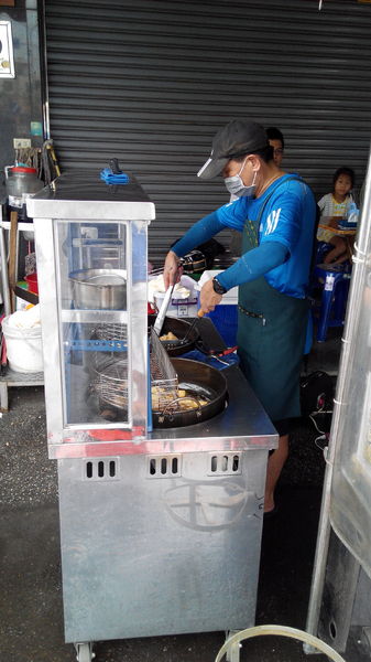 阿太伯臭豆腐：【臺南Ω仁德區】阿太伯臭豆腐。六、日限定，超受在地人歡迎，慢了只能蹲角落畫圈圈