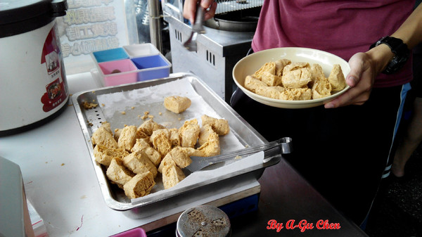 阿太伯臭豆腐：【臺南Ω仁德區】阿太伯臭豆腐。六、日限定，超受在地人歡迎，慢了只能蹲角落畫圈圈