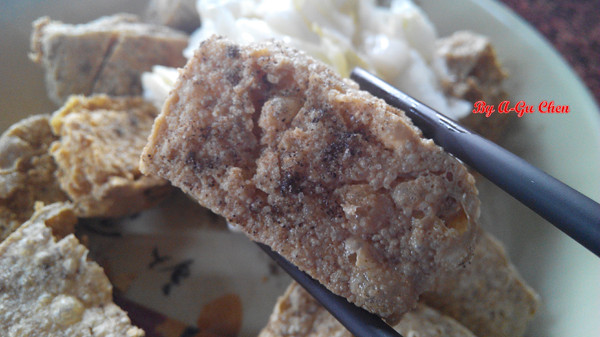 阿太伯臭豆腐：【臺南Ω仁德區】阿太伯臭豆腐。六、日限定，超受在地人歡迎，慢了只能蹲角落畫圈圈