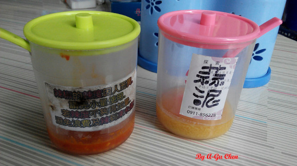 阿太伯臭豆腐：【臺南Ω仁德區】阿太伯臭豆腐。六、日限定，超受在地人歡迎，慢了只能蹲角落畫圈圈