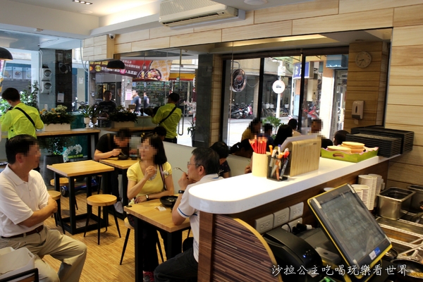 台南東區焦糖煉乳包心粉圓(士林夜市店)：台南府城名店『台南東區焦糖煉乳包心粉圓(士林店)』士林夜市小吃冰品