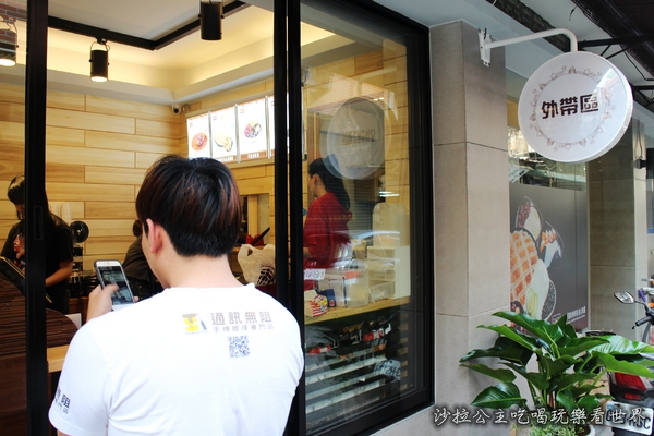 台南東區焦糖煉乳包心粉圓(士林夜市店)：台南府城名店『台南東區焦糖煉乳包心粉圓(士林店)』士林夜市小吃冰品