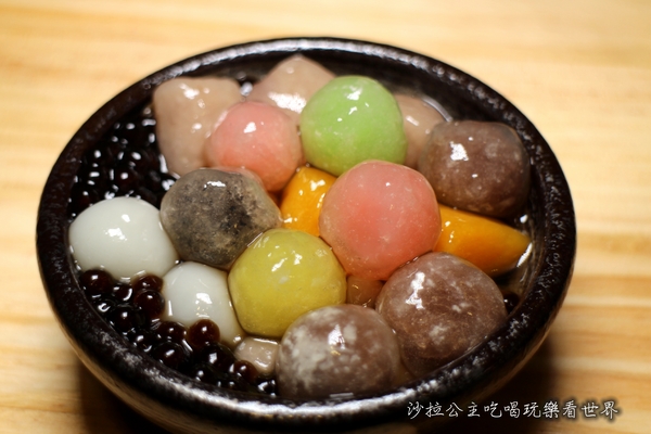 台南東區焦糖煉乳包心粉圓(士林夜市店)：台南府城名店『台南東區焦糖煉乳包心粉圓(士林店)』士林夜市小吃冰品