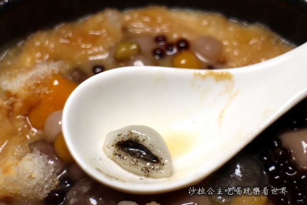 台南東區焦糖煉乳包心粉圓(士林夜市店)：台南府城名店『台南東區焦糖煉乳包心粉圓(士林店)』士林夜市小吃冰品